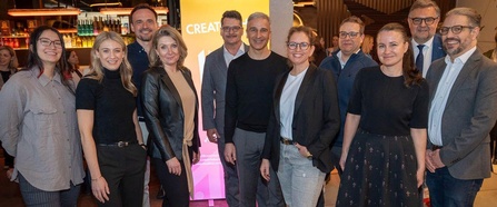 Gruppenbild von links: Fu Yao Zi Wang (Influencerin), Sandra Rindler, Peter Hrubi (Vorsitz Creator Hub), Andrea Stoidl, Goran Drinic, Martin Distl (Vorsitz Creator Hub), Rut Morawetz, Stefan Rauschenberger, Yvonne Haider-Lenz, Michael Straberger, Thomas Petz