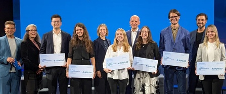 von links im Bild Jakob Glanzner, Univ. Prof. Mag. Dr. Elisabeth Hödl, Ricardo Kumin, Antonia Arbeiter-Rauth, Mag. Katharina Schell, Sophie Fast, Mag. Wolfgang Struber, Marie Salchinger-Koch, Bernd Benedikt Richter, Univ. Prof. Mag. Dr. Peter Winkler, Simone Kohlbacher