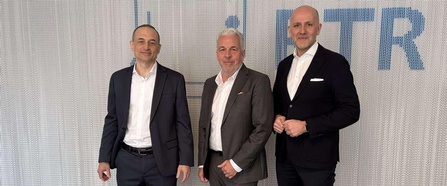 Mag. Wolfgang Struber mit den Goldmedia-Geschäftsführern (v.l.) Dr. André Wiegand und Prof. Dr. Klaus Goldhammer