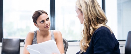 Zwei Damen im Gespräch