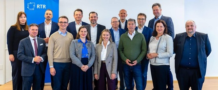 Mitglieder des KI-Roundtable von links: v.l. Julia Touray (RTR Medien), Gerald Grünberger (VÖZ), Stefan Kollinger (ORF), Timo Steyer (RTR Medien), Georg Doppelhofer (RMA), Jeannette Gorzala (KI-Beirat), Clemens Pig (APA), Hanna Kirschner (VÖZ), Dieter Henrich (VRM), Wolfgang Struber (RTR Medien), Christian Stögmüller (VÖP), Stefan Rauschenberger (RTR Medien), Friedrich Dungl (VRM), Corinna Drumm (VÖP), Michael Ogris (KommAustria)