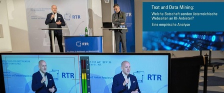 RTR-Geschäftsführer Mag. Wolfgang Struber und Dr. Klaus Steinmaurer im Hintergrund auf einer Bühne. Im Vordergrund Monitore der Online-Übertragungstechnik mit Wolfgang Struber im Bild.