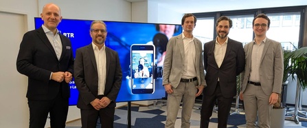 Gruppenbild von Wolfgang Struber, Thomas Petz, Thomas Birkner, Peter Winkler und Timo Steyer vor einem großen Screen auf dem das Titelbild der Studie zu sehen ist