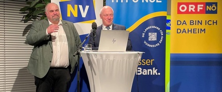 Mag. Michael Ogris (links) im Vortrag neben Mag. Helmut Miernicki.