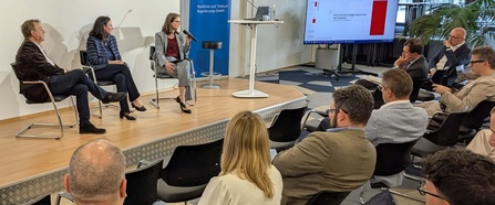 Podiumsdiskussion mit (v.l.) Kalina, Leitl Staudinger und Praprotnik sowie erste Publikumsreihen seitlich. 