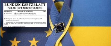 Flagge der EU, der Ukraine und eine Solidaritätsschleife in den Farben der Ukraine