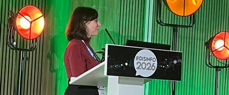 Jessica Valisa auf der Bühne der Disinfo 2026