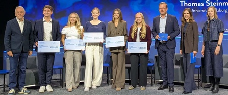 Gruppenbild von Jury, Moderation, Publishing Director Manstein Verlag und Gewinnerinnen und Gewinnern