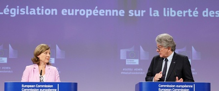 Vĕra Jourová links und Thierry Breton rechts ,Pressekonferenz zum European Media Freedom Act