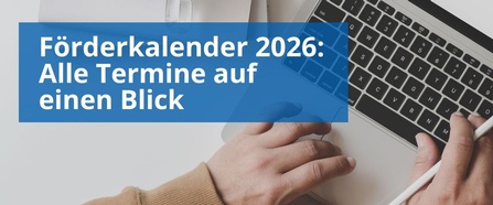 Blauer Banner mit dem Schriftzug 