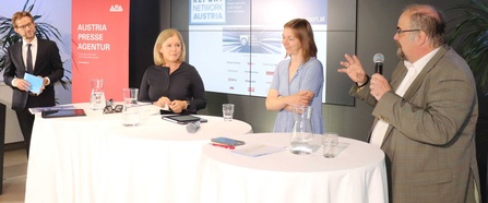 KommAustria-Vorsitzender Michael Ogris (rechts) im Talk mit Ingrid Turnher (ORF, 2. von links) und Katharina Schell (APA) über Ergebnisse des Digital News Reports 2022