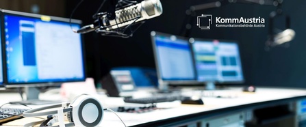Das Moderationspult in einem Radiostudio mit Mikrofonen, Kopfhörern und Monitoren