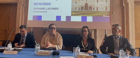 Dr.in Susanne Lackner und andere am Podium