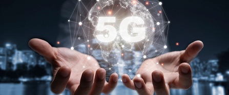 Zwei Hände halten eine durchsichtige Erde mit der Aufschrift 5G