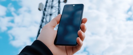 Hintergrund eines Telekommunikationsturms, Smartphone-Fokus