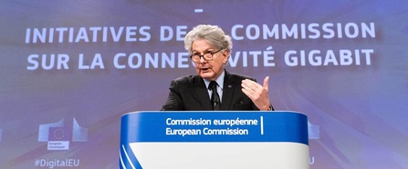 EU-Kommissar Thierry Breton auf dem Podium der Pressekonferenz zu Gigabit Ausbau in der EU.