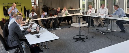 Arbeitsrunde an Tischen, die in U-Form aufgestellt sind