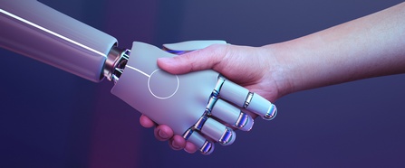 Handschlag von einem Menschen und einem Roboter