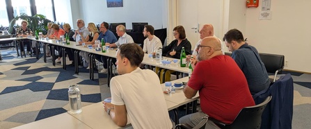 Titelbild des Medienkompetenz-Monitors. Eine bunt gezeichnete Gruppe gut gelaunter junger Menschen mit Smartphones und Tablets