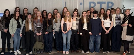 22 Schüler der HLP Oberwart mit Lehrerin und Sophie Ernest, Leiterin RTR Kompetenzzentrum