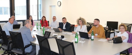 Mitglieder der RTR Medien und der kosovarischen Delegation am Besprechungstisch