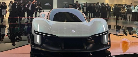 Das Bild zeigt ein Auto, darüber der Schriftzug AI Tomorrow.