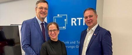 Das Foto zeigt Klaus M. Steinmaurer (Geschäftsführer RTR), Barbara Nigl (Vorsitzende TKK und PCK) und Vizekanzler Andreas Babler.