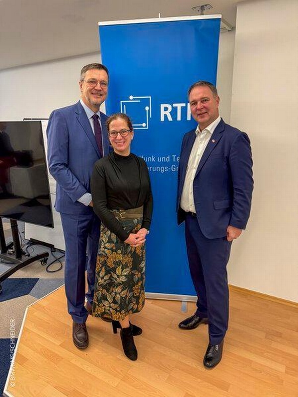 Das Foto zeigt Klaus M. Steinmaurer (Geschäftsführer RTR), Barbara Nigl (Vorsitzende TKK und PCK) und Vizekanzler Andreas Babler.