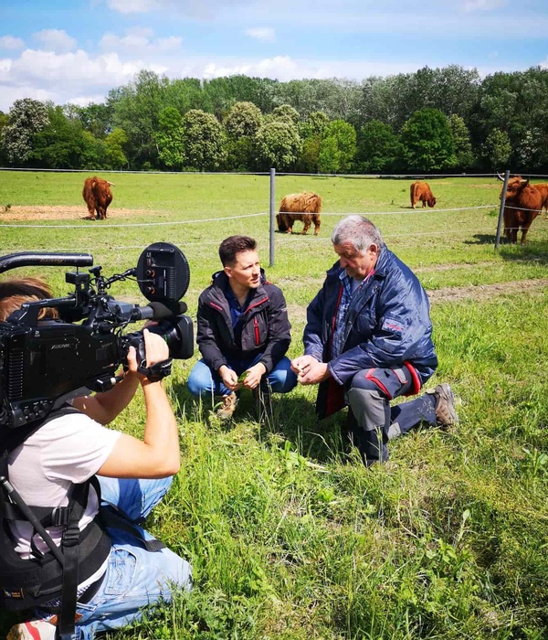 Rechtsanwalt Dr. Christian Horvath und Rinderbauer Manfred Ohnutek bei den Dreharbeiten auf einer Weide im Nationalpark Donau-Auen