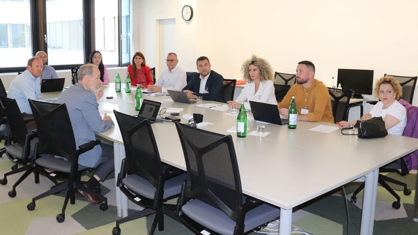 Mitglieder der RTR Medien und der kosovarischen Delegation am Besprechungstisch
