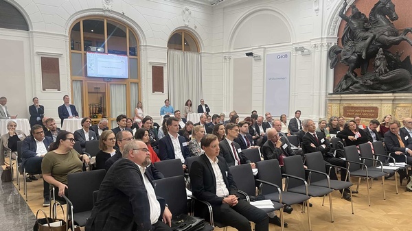 Saal der Österreichischen Kontrollbank mit Publikum in Sitzreihenvon vorn