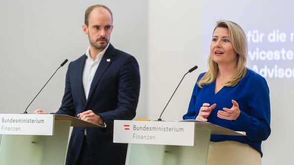 Im Bild von links, jeweils an einem Sprecherpult, Staatssekretär im Bundesministerium für Finanzen Florian Tursky und Medienministerin Susanne Raab