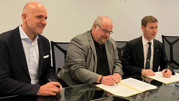 Unterzeichnung der Vereinbarung. Am Tisch von links: Wolfgang Struber (RTR Medien), Michael Ogris (KommAustria), Matthias Schmidl (DSB)