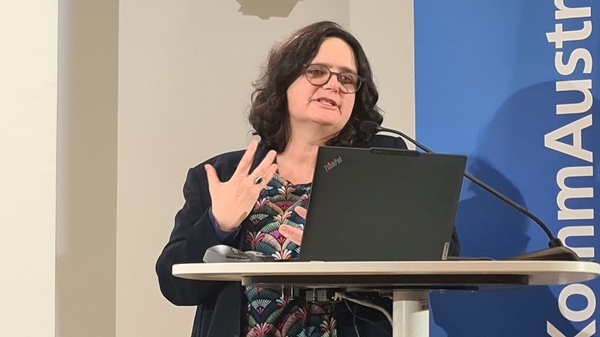  Auf dem Bild sieht man Barbara Buchegger, pädagogischer Leiterin von „Saferinternet.at“ beim Vortragen.