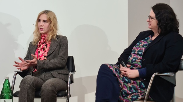 Auf dem Bild sieht man links am Podium Julia Dier (Psychotherapeutin & Koordinatorin der Therapie- und Beratungsstelle für Verhaltens- & Mediensucht Wien) und rechts Barbara Buchegger (pädagogischer Leiterin von „Saferinternet.at“).
