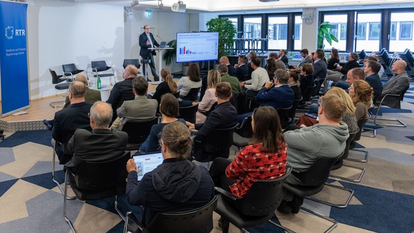 Publikum der Präsentation des OAMA 2025