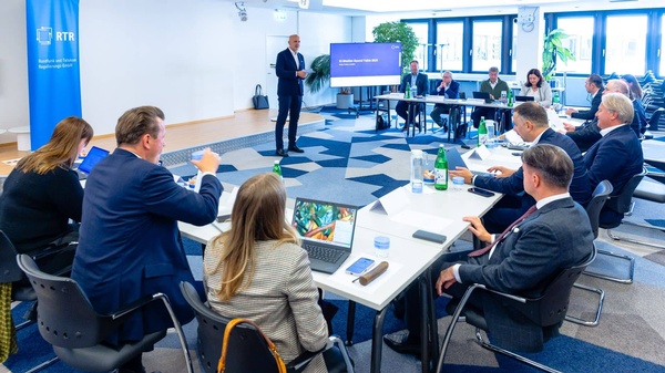 Wolfgang Struber begrüßt die Mitglieder des Roundtable
