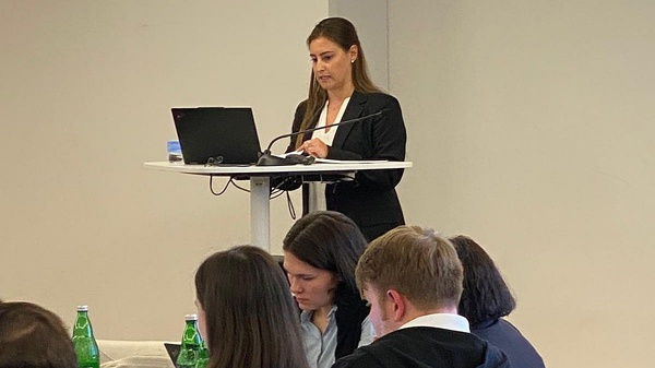 Alina Baumgartner beim Vortrag