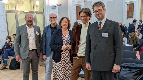 Foto von RA Dr. Peter Zöchbauer, Dr. Matthias Traimer (BMWKMS, REM), Univ.Prof. Dr. Katharina Pabel (WU Wien), Mag. Walter Strobl (Presseclub Concordia) und Univ.Prof. Dr. Markus Vasek (Uni Linz)