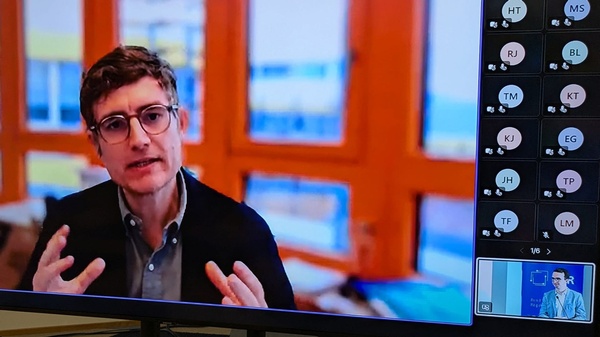 Univ.-Prof. MMag. Dr. Philipp Homar war online zugeschaltet. Das Foto zeigt ihn im Porträt-Ausschnitt auf einem Monitor.