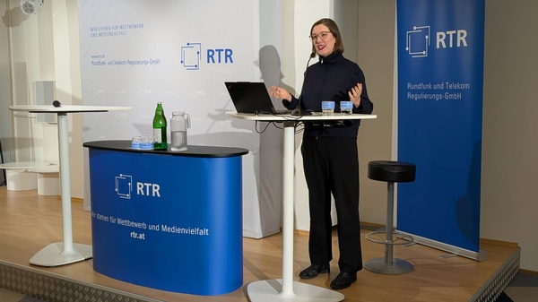 Anita Zielina im Vortrag am Stehpult