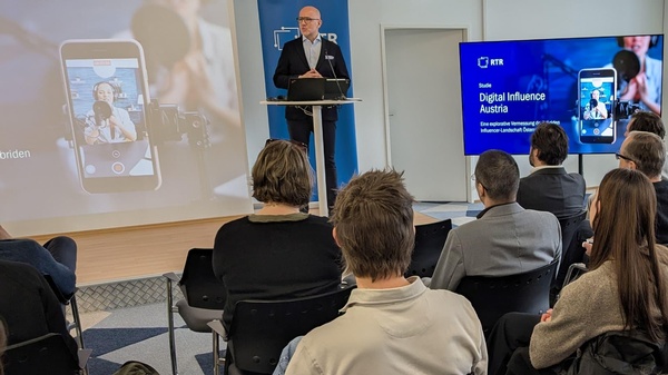 RTR Medien-Geschäftsführer Mag. Wolfgang Struber am Stehpult vor Publikum