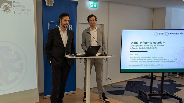 Die Universitätsprofessoren Dr. Peter Winkler (Projektleitung) und Dr. Thomas Birkner gemeinsam im Vortrag auf der Bühne