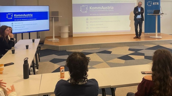 KommAustria-Mitglied Thomas Petz mit Schülerinnen