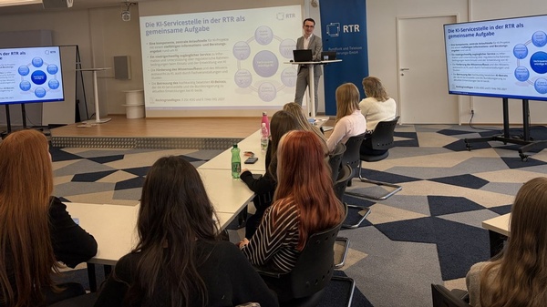 Timo Steyer, KI-Servicestelle der RTR, berichtet vor Schüler:innen über Aufgaben der Servicestelle
