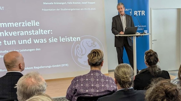 Prof. Josef Trappel im Vortrag auf der Bühne