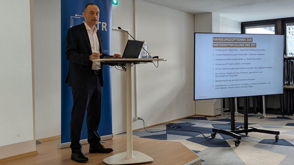 Vortragender einer Fachveranstaltung in den Räumlichkeiten der RTR während eines Vortrags.