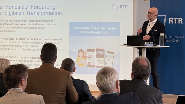 Mag. Wolfgang Struber, Geschäftsführer, steht auf einer Bühne und spricht an einem Rednerpult.