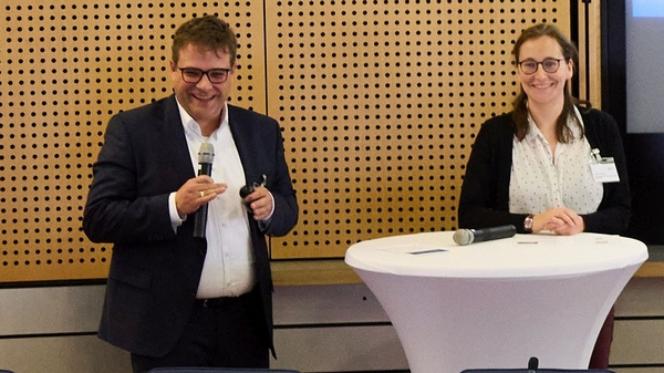 Stefan Rauschenberger und Johanna Franek bei ihrer Präsentation