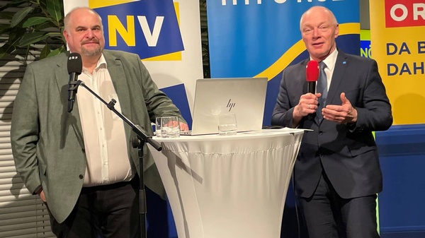 Mag. Michael Ogris (links) und Mag. Helmut Miernicki mit Mikrofon am Podium.